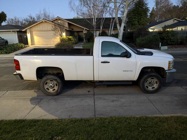 2013 Chevrolet Suburban 2500 LT 4x4 Automatic — photo 1