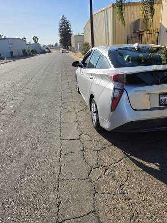 2017 Toyota Prius One 5dr Hatchback CVT — photo 2