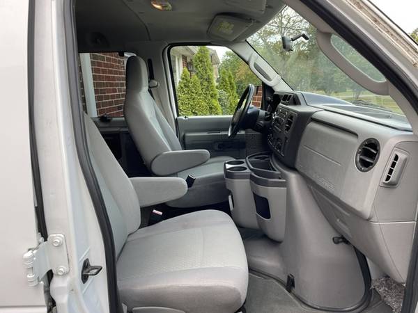 2011 Ford E 350 Super Duty XLT Wagon Automatic — photo 4