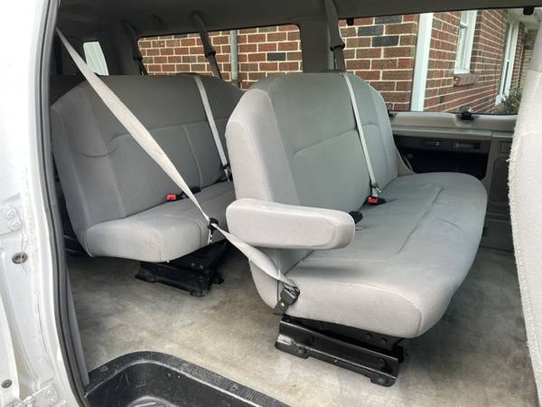 2011 Ford E 350 Super Duty XLT Wagon Automatic — photo 5