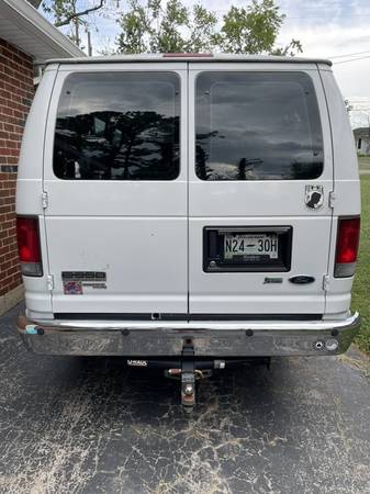 2011 Ford E 350 Super Duty XLT Wagon Automatic — photo 3