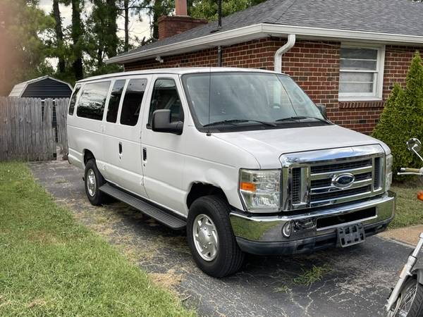 2011 Ford E 350 Super Duty XLT Wagon Automatic — photo 6