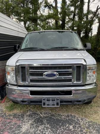 2011 Ford E 350 Super Duty XLT Wagon Automatic — photo 2