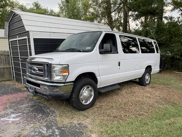 2011 Ford E 350 Super Duty XLT Wagon Automatic — photo 1