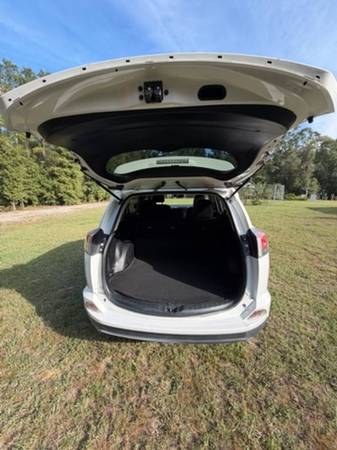 2018 Toyota Rav4 LE 4dr Front-wheel Drive Automatic — photo 6