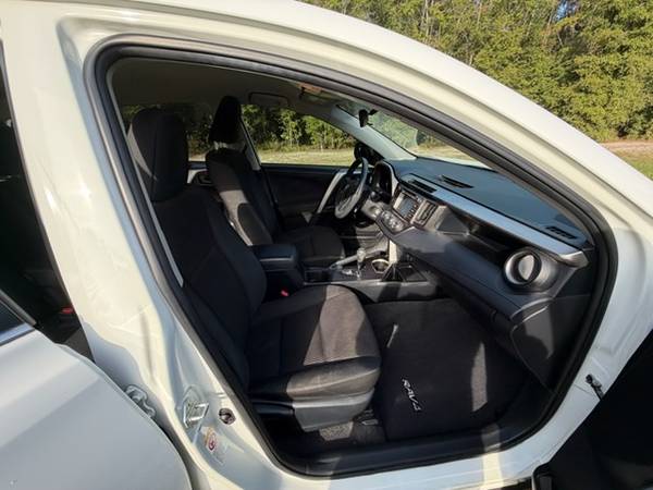 2018 Toyota Rav4 LE 4dr Front-wheel Drive Automatic — photo 8