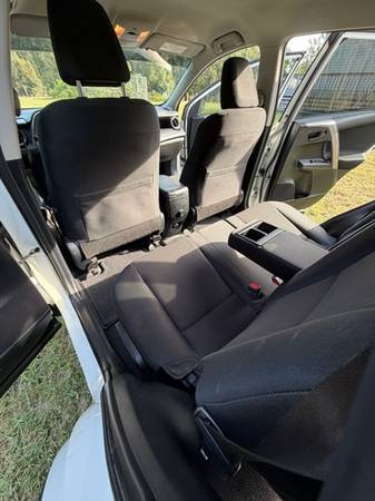 2018 Toyota Rav4 LE 4dr Front-wheel Drive Automatic — photo 10