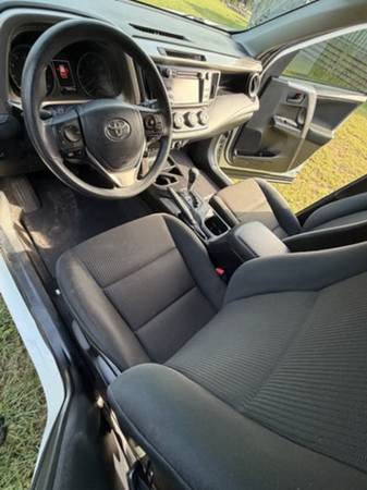 2018 Toyota Rav4 LE 4dr Front-wheel Drive Automatic — photo 11