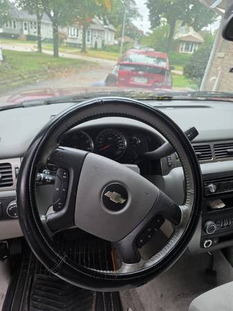 2007 Chevrolet Suburban 1500 LS — photo 2