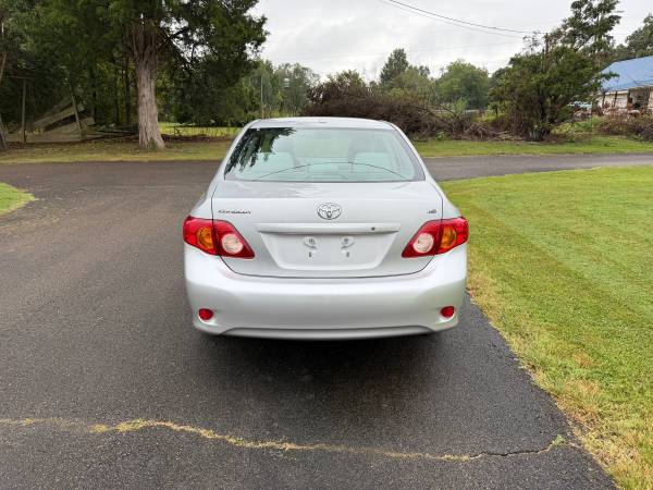 2010 Toyota Corolla LE 4dr Sedan Automatic — photo 5