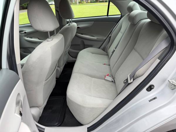 2010 Toyota Corolla LE 4dr Sedan Automatic — photo 9