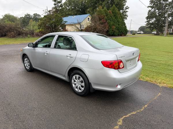 2010 Toyota Corolla LE 4dr Sedan Automatic — photo 4
