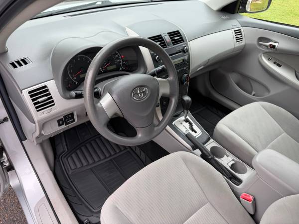 2010 Toyota Corolla LE 4dr Sedan Automatic — photo 7