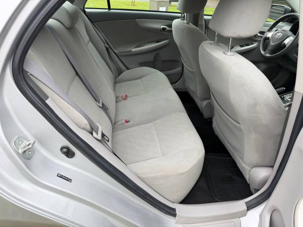 2010 Toyota Corolla LE 4dr Sedan Automatic — photo 10