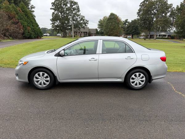2010 Toyota Corolla LE 4dr Sedan Automatic — photo 3