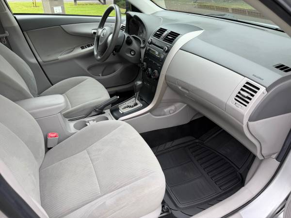 2010 Toyota Corolla LE 4dr Sedan Automatic — photo 11