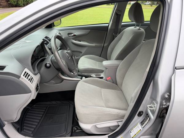 2010 Toyota Corolla LE 4dr Sedan Automatic — photo 8