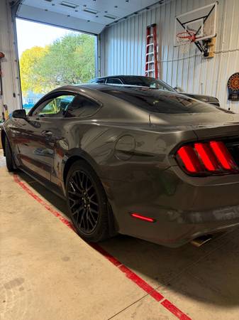 2017 Ford Mustang GT 2dr Fastback Manual — photo 2