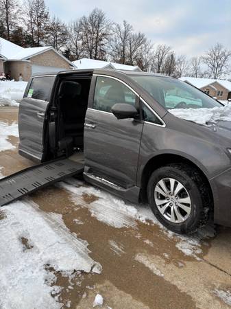 2014 Honda Odyssey LX Passenger Van Automatic — photo 2