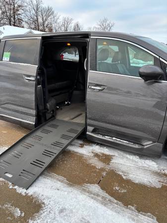 2014 Honda Odyssey LX Passenger Van Automatic — photo 3