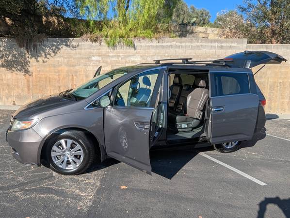 2014 Honda Odyssey LX Passenger Van Automatic — photo 1