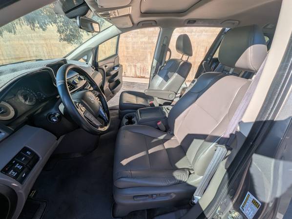 2014 Honda Odyssey LX Passenger Van Automatic — photo 2