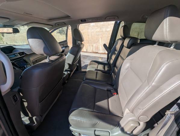 2014 Honda Odyssey LX Passenger Van Automatic — photo 11
