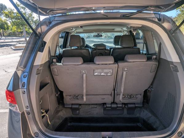 2014 Honda Odyssey LX Passenger Van Automatic — photo 8