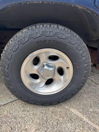 1997 Ford Explorer XL 4dr SUV — photo 8
