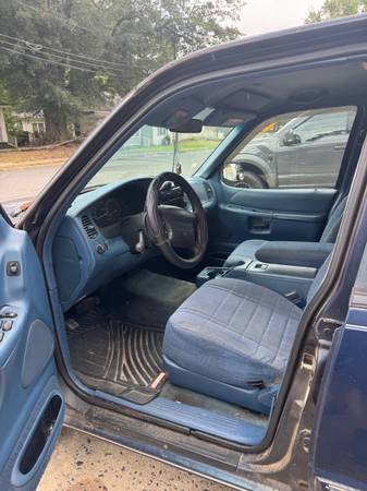 1997 Ford Explorer XL 4dr SUV — photo 12