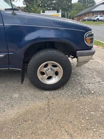 1997 Ford Explorer XL 4dr SUV — photo 7