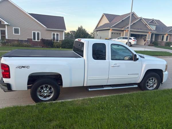 2011 Chevrolet Silverado 1500 LT 4x2 Regular Cab 8 ft. box 133 in. WB Automatic — photo 1