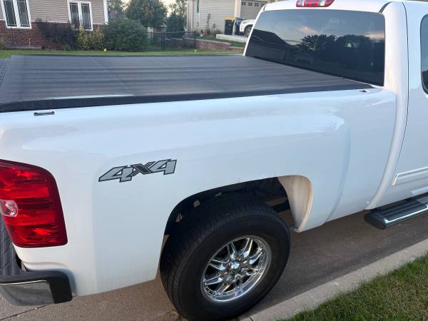2011 Chevrolet Silverado 1500 LT 4x2 Regular Cab 8 ft. box 133 in. WB Automatic — photo 3