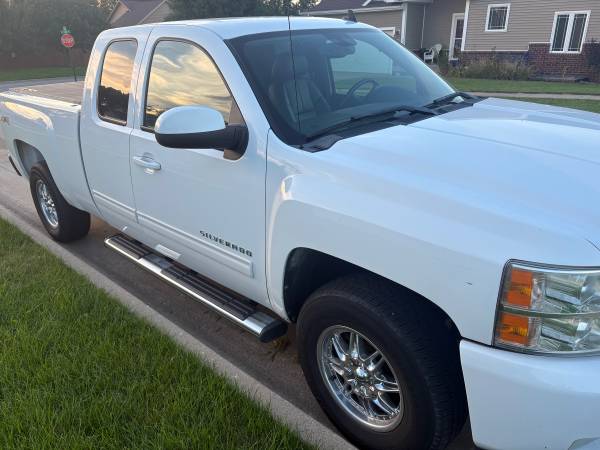 2011 Chevrolet Silverado 1500 LT 4x2 Regular Cab 8 ft. box 133 in. WB Automatic — photo 2