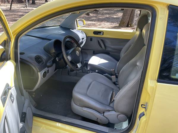 2004 Volkswagen NEW Beetle GL 2dr Hatchback Manual — photo 5