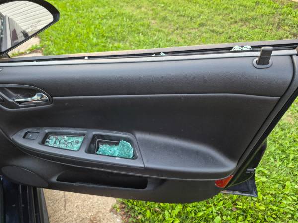 2009 Chevrolet Impala LT 4dr Sedan Automatic — photo 3