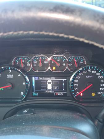 2017 Chevrolet Suburban Premier — photo 5