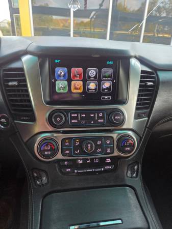 2017 Chevrolet Suburban Premier — photo 4