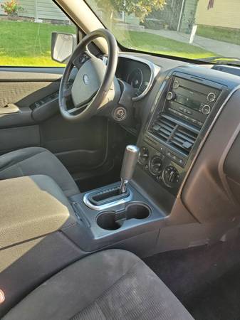 2009 Ford Explorer XLT V8 4dr All Wheel Drive Automatic — photo 2