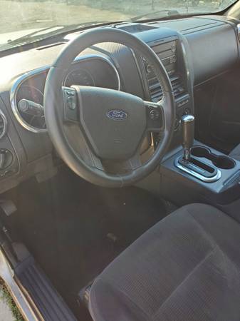 2009 Ford Explorer XLT V8 4dr All Wheel Drive Automatic — photo 6