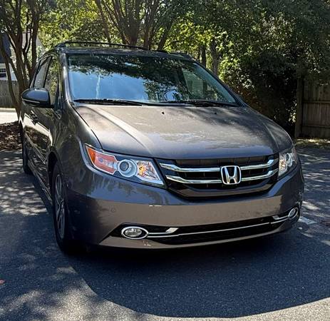 2016 Honda Odyssey Touring Elite Passenger Van Automatic — photo 1