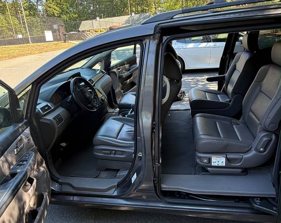 2016 Honda Odyssey Touring Elite Passenger Van Automatic — photo 2