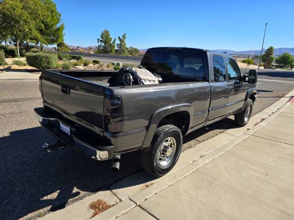 2004 Chevrolet Silverado 2500 LS 4x2 Regular Cab 8 ft. box 133 in. WB Manual — photo 3