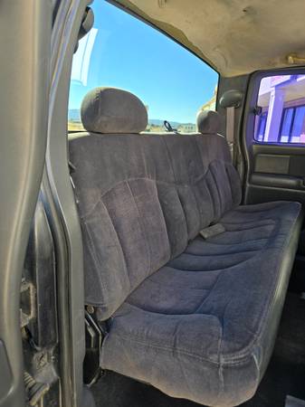 2004 Chevrolet Silverado 2500 LS 4x2 Regular Cab 8 ft. box 133 in. WB Manual — photo 7