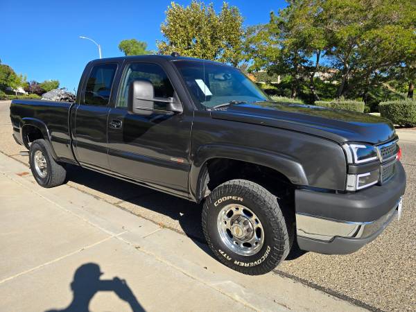 2004 Chevrolet Silverado 2500 LS 4x2 Regular Cab 8 ft. box 133 in. WB Manual — photo 2
