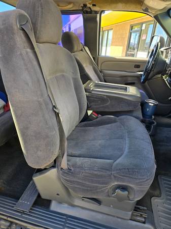 2004 Chevrolet Silverado 2500 LS 4x2 Regular Cab 8 ft. box 133 in. WB Manual — photo 8