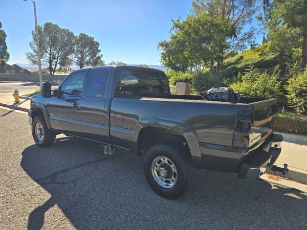 2004 Chevrolet Silverado 2500 LS 4x2 Regular Cab 8 ft. box 133 in. WB Manual — photo 5