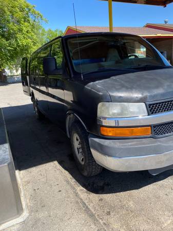 2007 Chevrolet Suburban 2500 LT 4x4 Automatic — photo 1