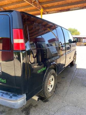 2007 Chevrolet Suburban 2500 LT 4x4 Automatic — photo 2