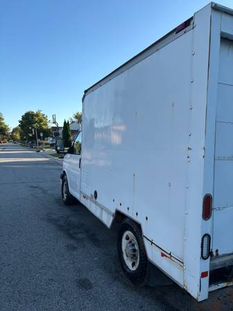 2005 GMC Box Truck — photo 3